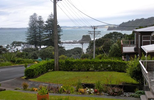 Leigh House | Tiromoana - Mathesons Bay Holiday Home