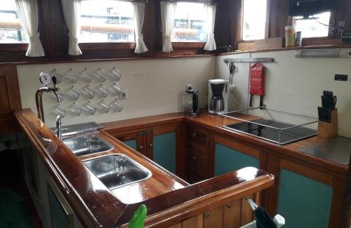Hoorn Boat Rental | Tjalkjacht Pelikaan Hoorn
