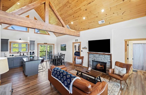 Rogers Cabin | Toasted Marshmellow - Natural Bridge, Hot Tub, New