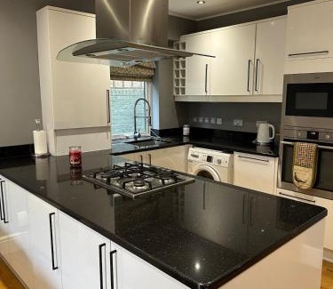 Ealing Common Apartment | Together in Ealing , Cosy 2-Bed Flat with Garden, Patio and Parking for Family of 5