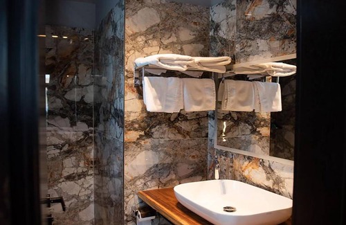 Udenisht Hotel | Toka Hotel Restaurant