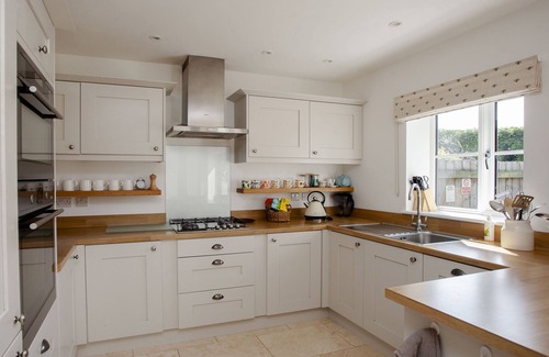 Dorchester Cottage | TOKENHILL COTTAGE, pet friendly, with hot tub in Piddletrenthide