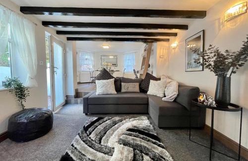 Cheadle House | Tollgate House - Luxury Cozy Cottage - HUGE Hot Tub - Alton Towers