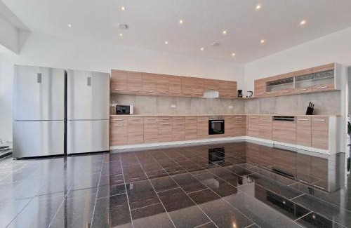 Viersen Apartment | Tolstov House - 280m2 Haus mit 10 Schlafzimmern - Waschmaschine - Trockner - Innenhof