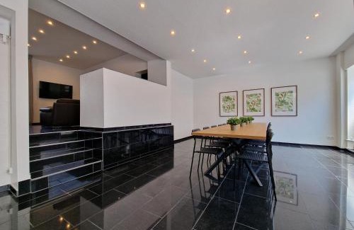 Viersen Apartment | Tolstov House - 280m2 Haus mit 10 Schlafzimmern - Waschmaschine - Trockner - Innenhof