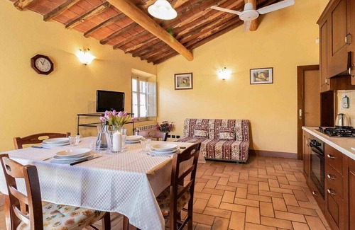 Colle di Compito Apartment | Tonino, apartment with pool, A/C, WiFi. Lucca