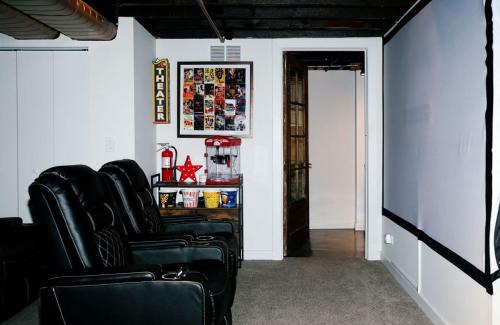 Old Town Triangle House | Top 1 Rated 4BR Lincoln Park House - King Bed