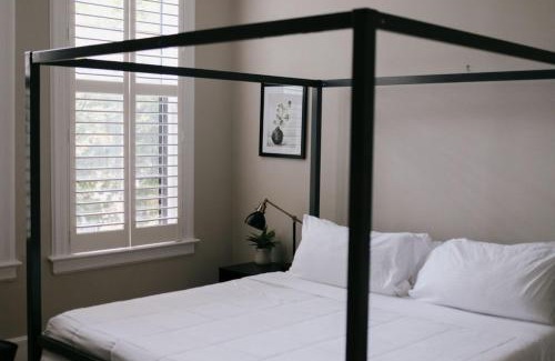 Old Town Triangle House | Top 1 Rated 4BR Lincoln Park House - King Bed