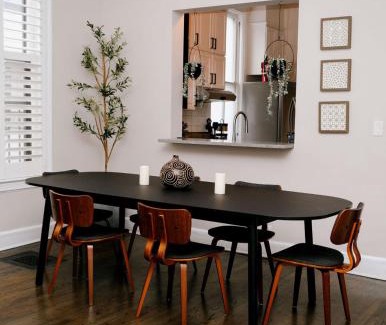 Old Town Triangle House | Top 1 Rated 4BR Lincoln Park House - King Bed