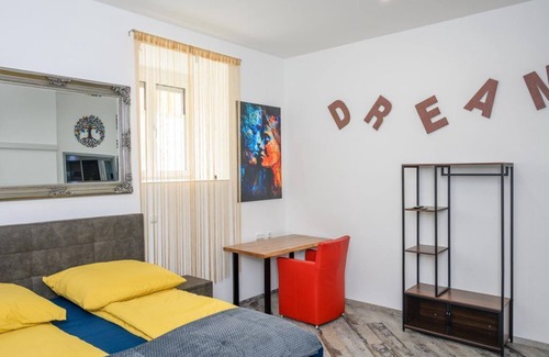 Enns Bed & Breakfast | TOP 3 Double room - Plaza Cafe & Bar