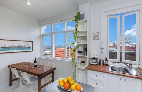 Darlinghurst Apartment | Top Floor 1 Bedroom Apt with Views, Close To CBD
