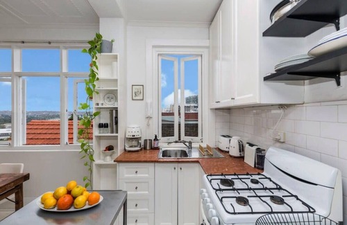 Darlinghurst Apartment | Top Floor 1 Bedroom Apt with Views, Close To CBD