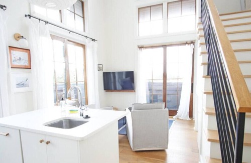 Yamacraw Village Apartment | Top-Floor 2 BR in the Heart of Downtown Savannah