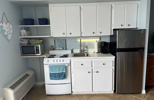 Bostwick Park Condo | Top Floor! Beautiful Beach Front Studio Condo
