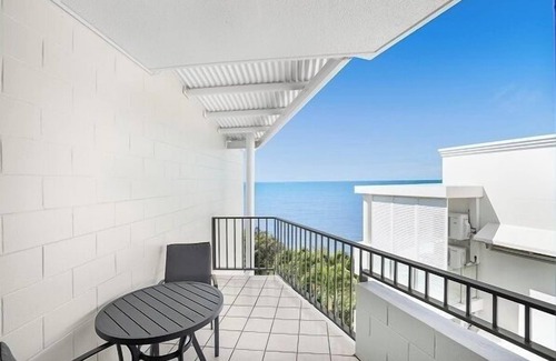 Trinity Beach Apartment | Top Floor - Enjoy the Sea Breeze