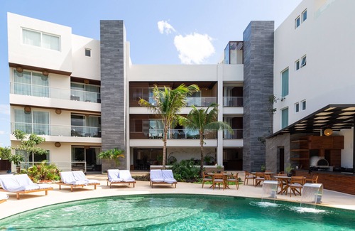 Akumal Apartment | Top Floor Jungle Apartment Pool Rooftop BBQ 402A