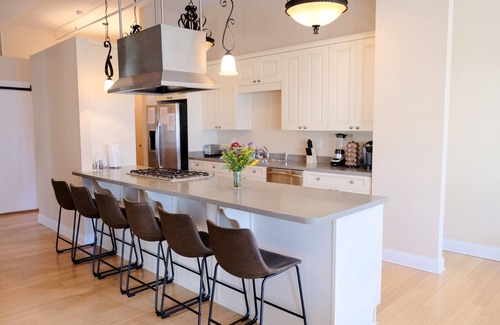 Wholesale District Condo | Top Floor Loft! 4 Bedrooms and 2,000 sq ft