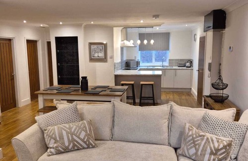 Coleshill Apartment | Top floor pent house suite near NEC/BHX/HS2. 3 Bedrooms, 6 beds
