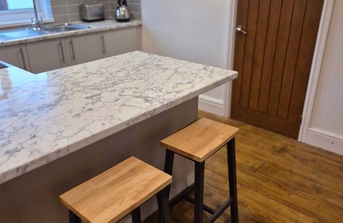 Coleshill Apartment | Top floor pent house suite near NEC/BHX/HS2. 3 Bedrooms, 6 beds