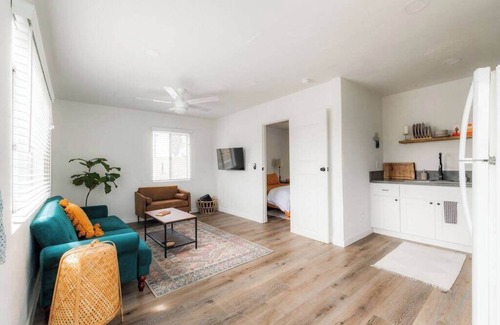 Logan Heights Apartment | Top Floor Suite|Full Kitchen|Huge Fenced Backyard