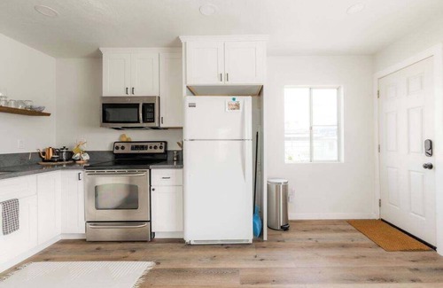 Logan Heights Apartment | Top Floor Suite|Full Kitchen|Huge Fenced Backyard