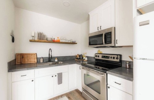 Logan Heights Apartment | Top Floor Suite|Full Kitchen|Huge Fenced Backyard