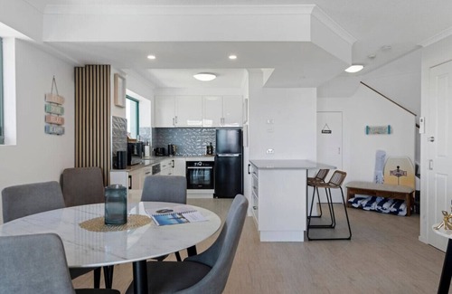 Surfers Paradise Apartment | Top floor unit 2 bedrooms - Direct Beach Access