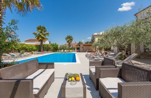 Mali Maj Apartment | Top furnished apartment with pool, quiet location, garden