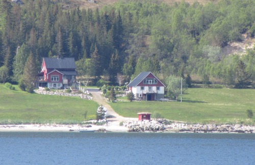 Kvaefjord Municipality House | Top modern holiday house with all amenities in idyllic surroundings by the sea