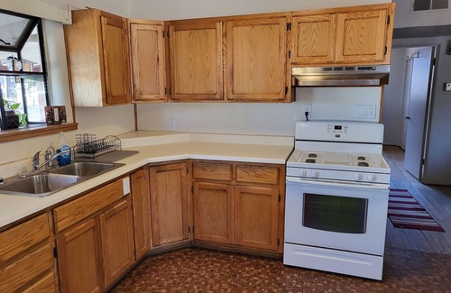 Truth or Consequences House | Top of the Hill Guest House - Cozy home near City Golf Course - Pet Friendly!n