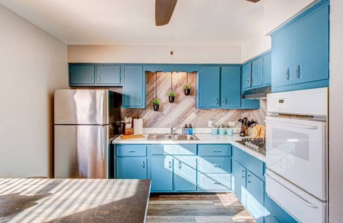 Elmwood Park Apartment | Top Rated Condo King Bed Safe Historic Location