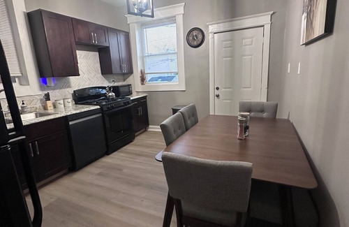 St. Louis Apartment | TOP RATED! FANTASTIC LOCATION! St. Louis near Delmar LOOP, WASHU, Forest Park!