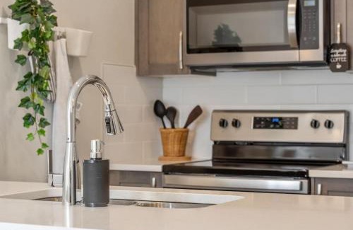 Keith House | Top Rated in Rockland Park with Free Banff Access, Netflix, King Bed, Fully Equipped Kitchen, Sleeps 4