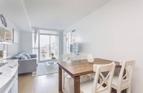Wellington Place Condo | Toronto CN Tower lakeshore condo 1+1 2BR stunning Lake & City pink Sunset