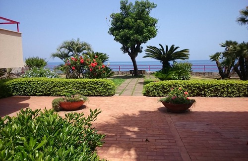 Torre Archirafi Apartment | Torre Archirafi 30mt sea apartments, garden and condominium access to the sea