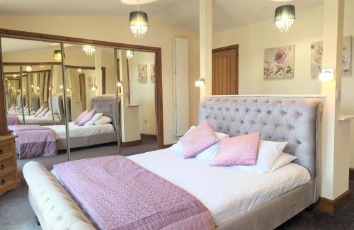 Kelty Ski Chalet | Torridon 1 with Private Hot Tub - Fife - Loch Leven - Lomond Hills- Pet Friendly