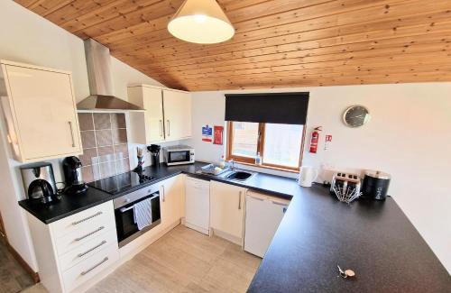 Kelty Ski Chalet | Torridon 12 with Private Hot Tub - Fife - Loch Leven - Lomond Hills