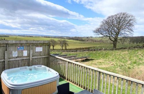 Kelty Ski Chalet | Torridon 12 with Private Hot Tub - Fife - Loch Leven - Lomond Hills