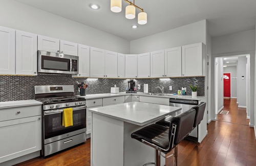 Tower Grove South House | Tower Grove -near restaurants & Park- crib, highchair, & fenced back yard