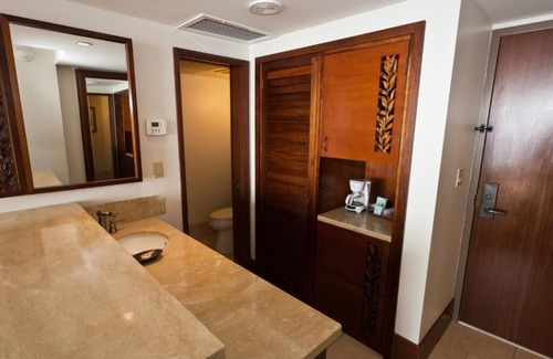 Kaanapali House | Tower Ocean Front Room King at Royal Lahaina Resort