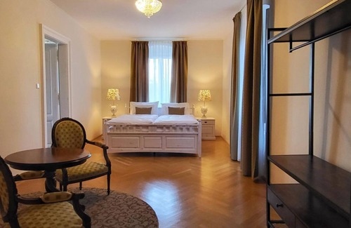 Burgau Bed & Breakfast | Tower Suite, garden side - Palais Kneissl