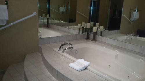 Quincy Hotel | Town & Country Inn and Suites