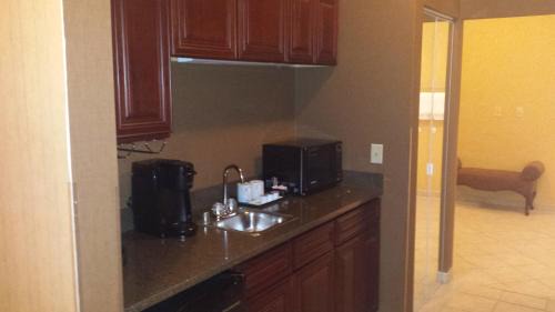 Quincy Hotel | Town & Country Inn and Suites
