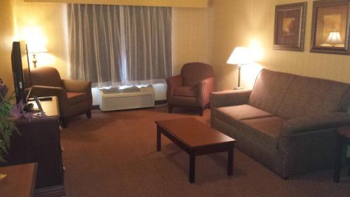 Quincy Hotel | Town & Country Inn and Suites