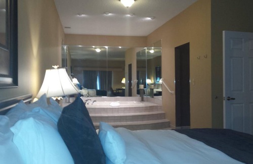 Quincy Hotel | Town & Country Inn and Suites