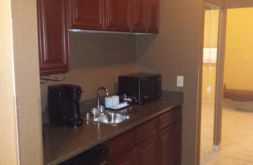 Quincy Hotel | Town & Country Inn and Suites