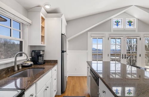 Asheville House | Town Mountain View by Carolina Mornings | Soaking Tub &Mountain Views⛰️