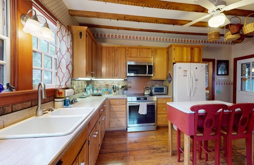 Historic District House | Town of Lewes spacious dog friendly house w/deck & enclosed yard