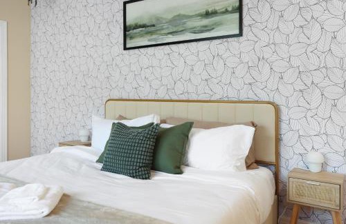 Shady Acres House | Townhome - Modern Boho - Heights - King bed