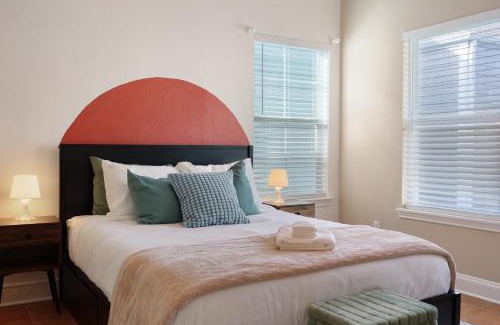 Shady Acres House | Townhome - Modern Boho - Heights - King bed